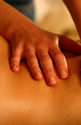Buchen Sie eine Breuss Massage in Nußdorf am Inn - istockphoto © matt_scherf