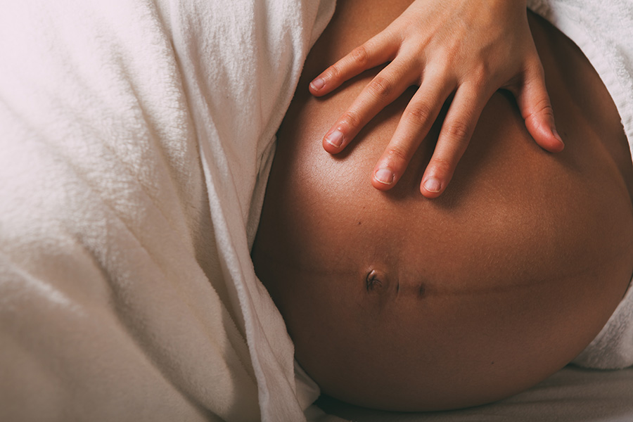 Schwangerschaftsmassage bei Anna Leonhardsberger - istockphoto © MmeEmil